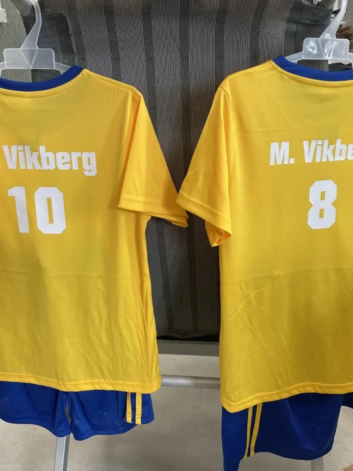 Tryckt sporttröja med namn och nummer